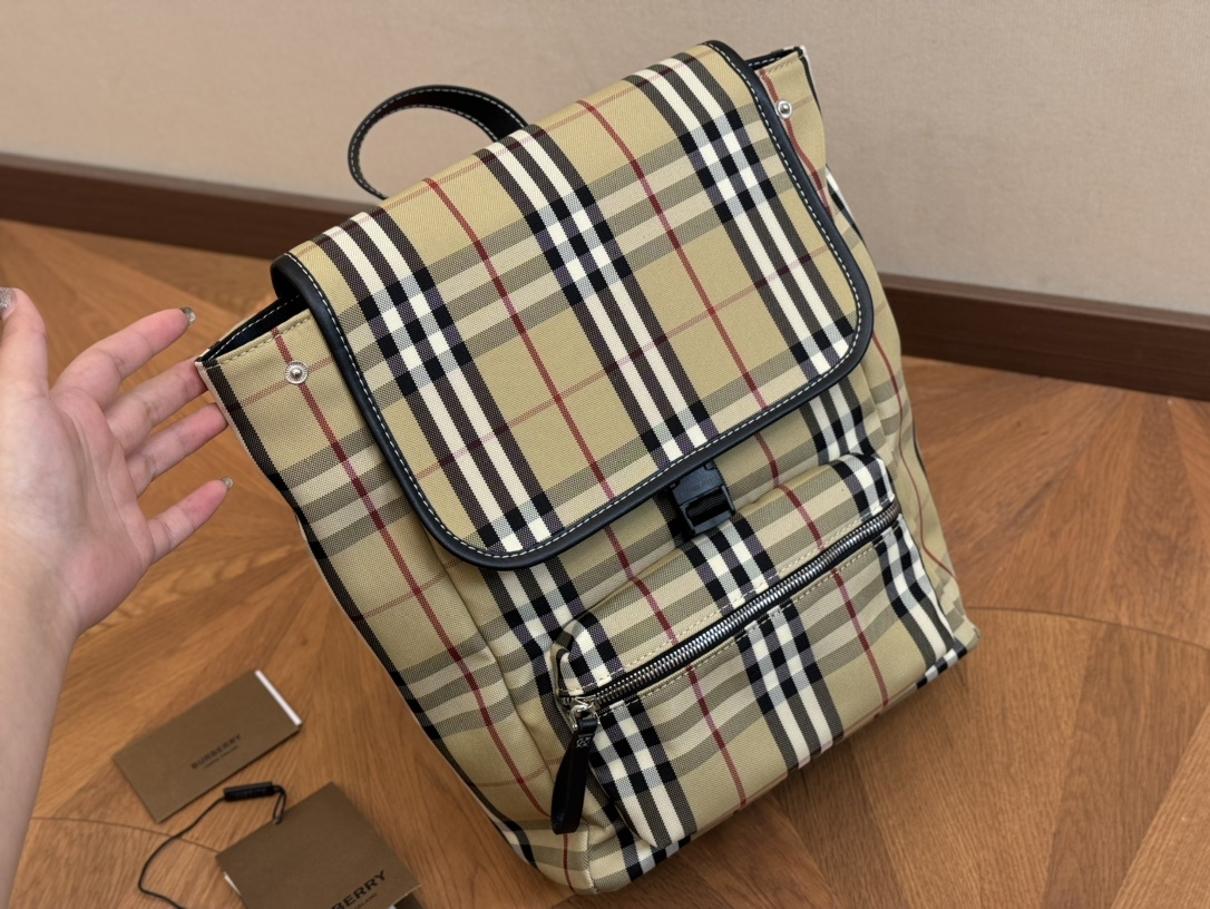 Burberry Men's Crossbody Leather Bag