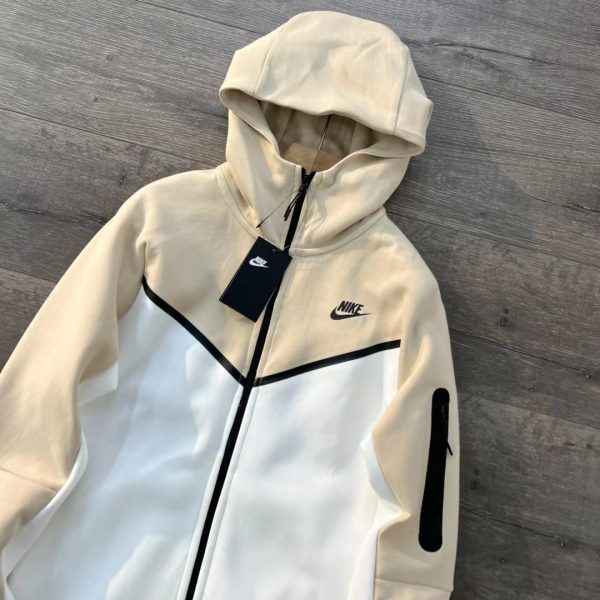 Nike tech Beige con White