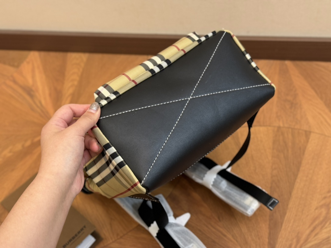 Burberry Men's Crossbody Leather Bag